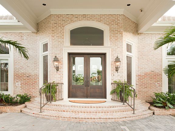 Porte-cochere