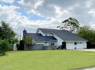 303 Idlewood Dr, Waveland, MS 39576