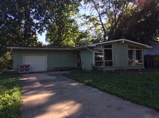 1913 E Country Squire Dr, Urbana, IL
