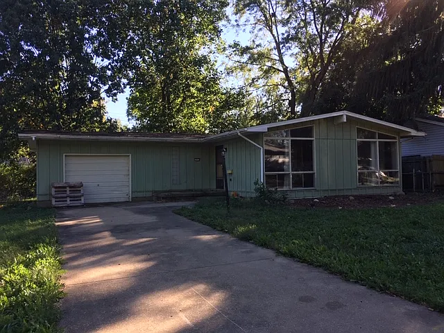 1913 E Country Squire Dr photo 1