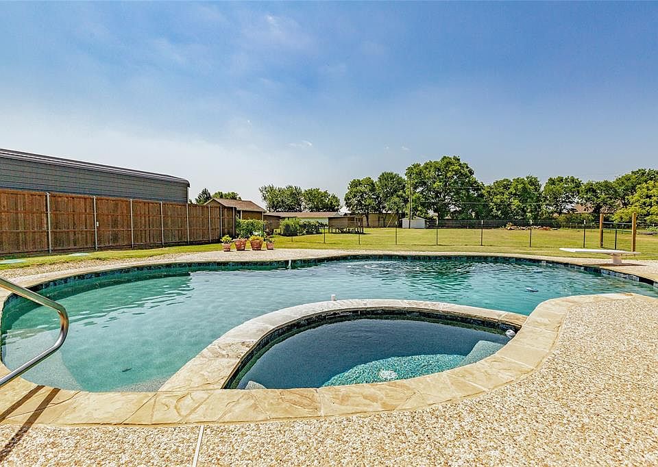 1st image of 922 Twin Oaks Dr