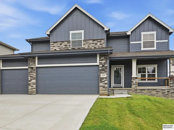17012 Abigail St, Bennington, NE 68007