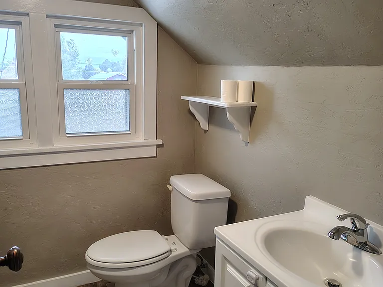 621 E 5th St — Photo 9