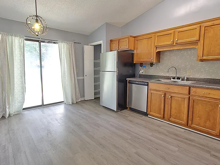 910 Brett Dr — Photo 5