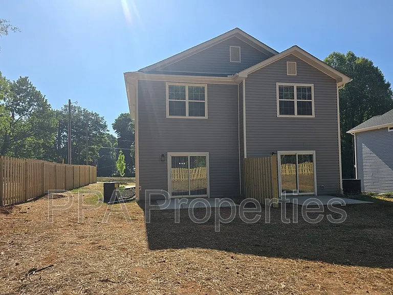 402 Giles St — Photo 33
