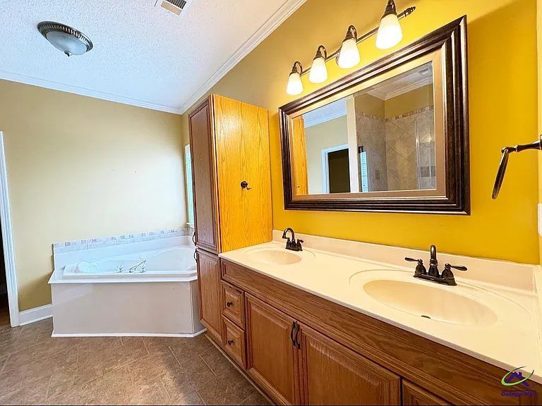 701 Victoria Cir — Photo 15