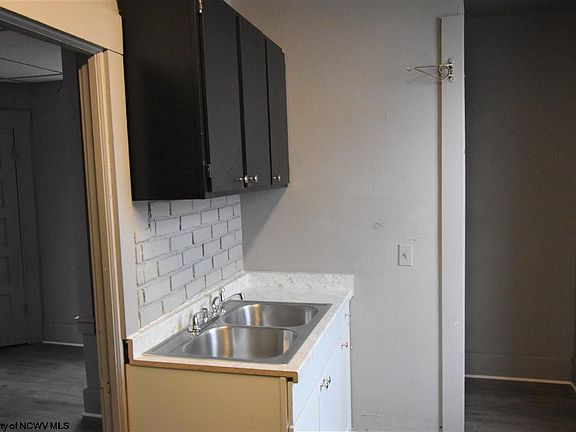 4th image of 227 Green St #A