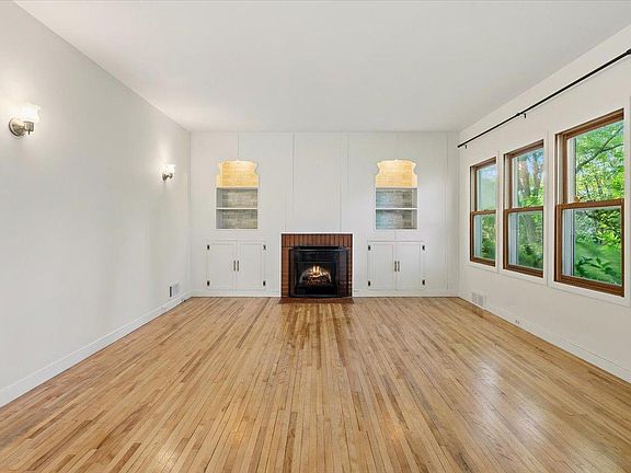 3rd image of 71 Wyoming St E