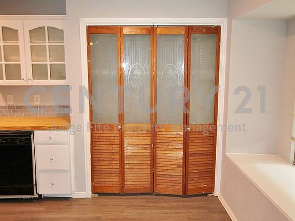 3rd image of 4744 Meadow Trail Dr