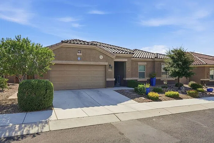 4 bed, 2.0 bath, 2101 sqft, $2,000 — Photo 2