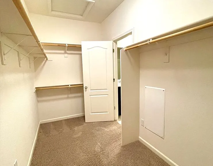 Main Bedroom Walk In Closet