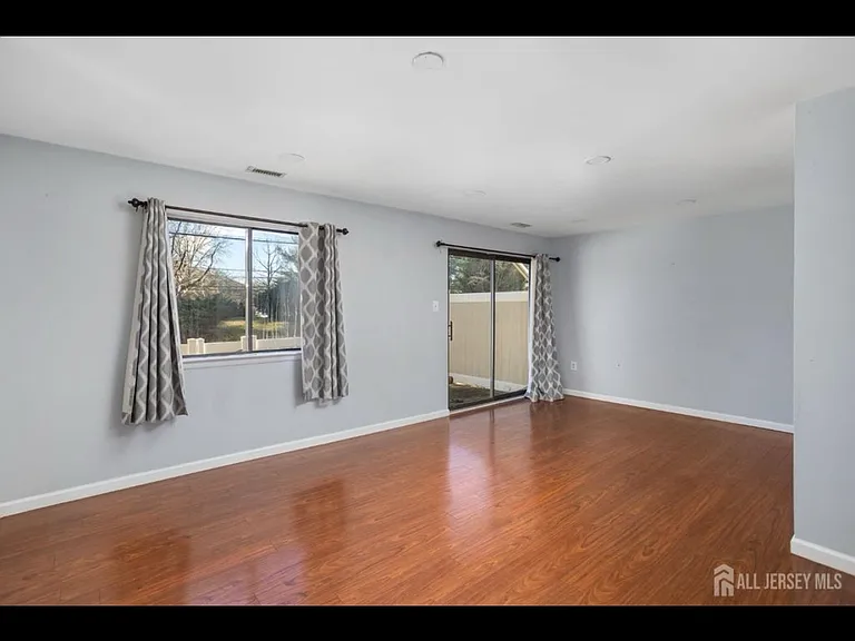 16 Hampshire Dr — Photo 2