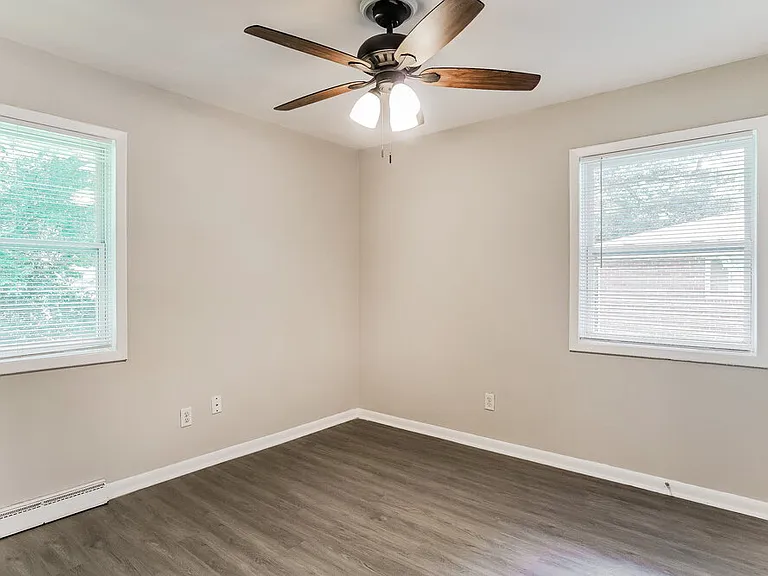 748 Barclay Ln — Photo 10