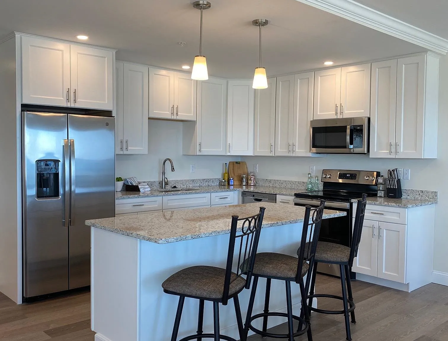 2 bed, 2.0 bath, 1500 sqft, $4,000 — Photo 3