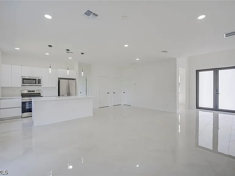5905 Sunshine Blvd N — Photo 5