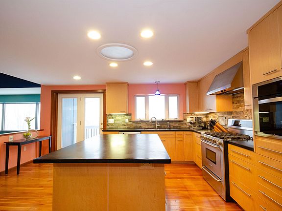 4th image of 977 Bates Road