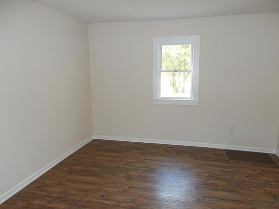 4th image of 858 Stanley Ave