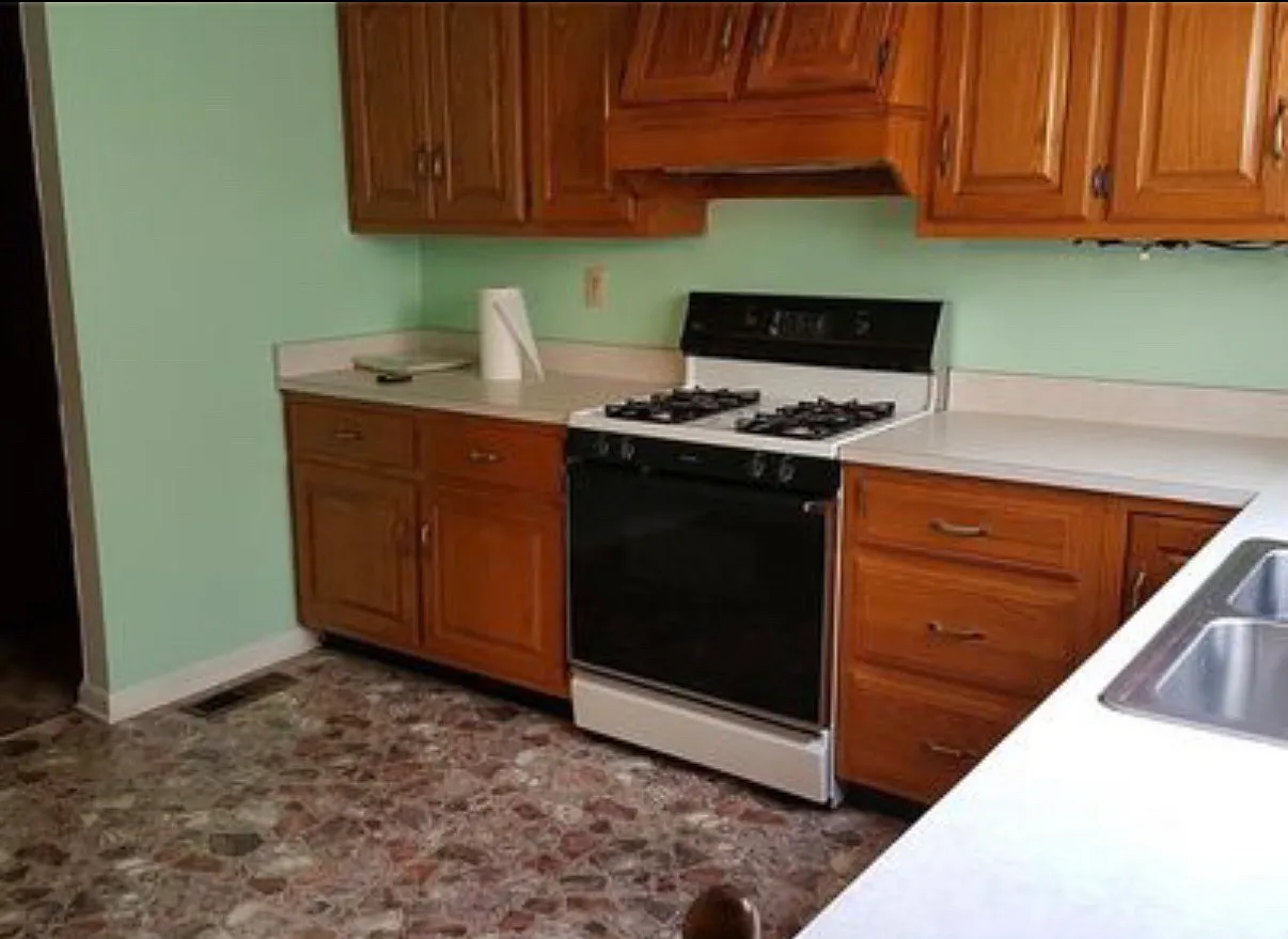 2 bed, 1100 sqft, $1,300 — Photo 4
