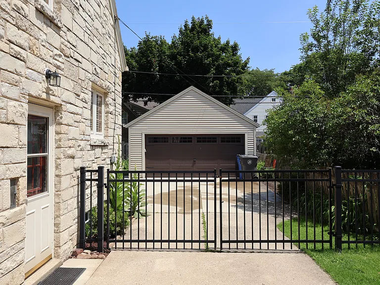 6028 N Lydell Ave — Photo 2