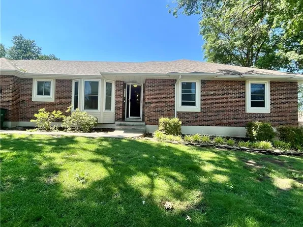 617 W Maple St, Raymore, MO 64083