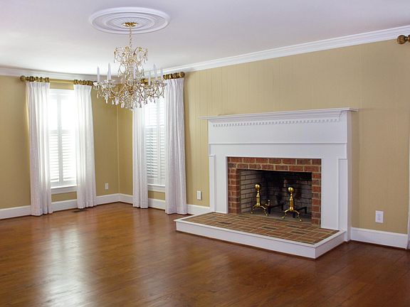3rd image of 905 Woodlawn Drive