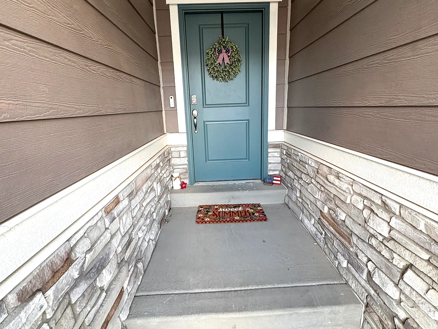 4 bed, 2.5 bath, 2200 sqft, $2,100 — Photo 2