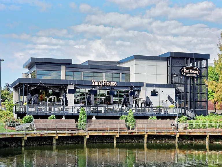 Nearby shopping, dining and entertainment in Rio Lakefront