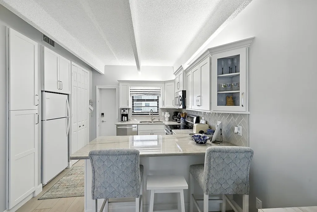 2 bed, 800 sqft, $3,000 — Photo 4