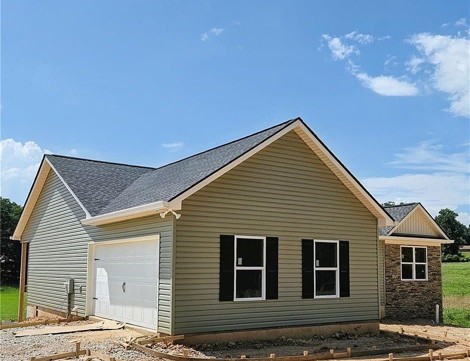 2nd image of 213 Damascus Rd