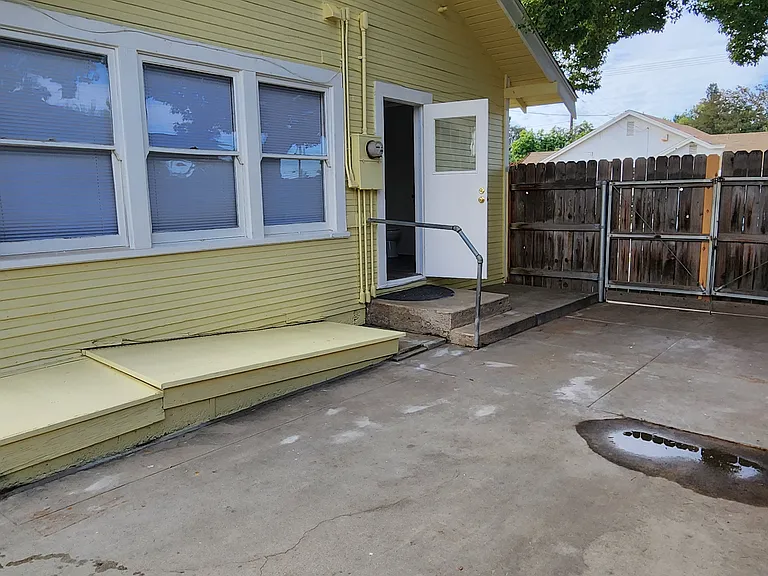 401 N Cherry St — Photo 36