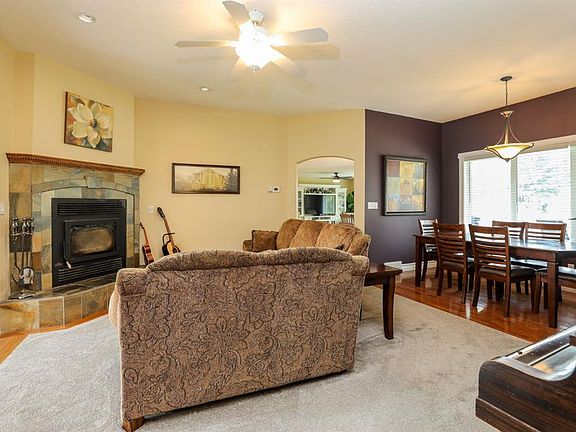 4th image of 14 E Centennial Pl