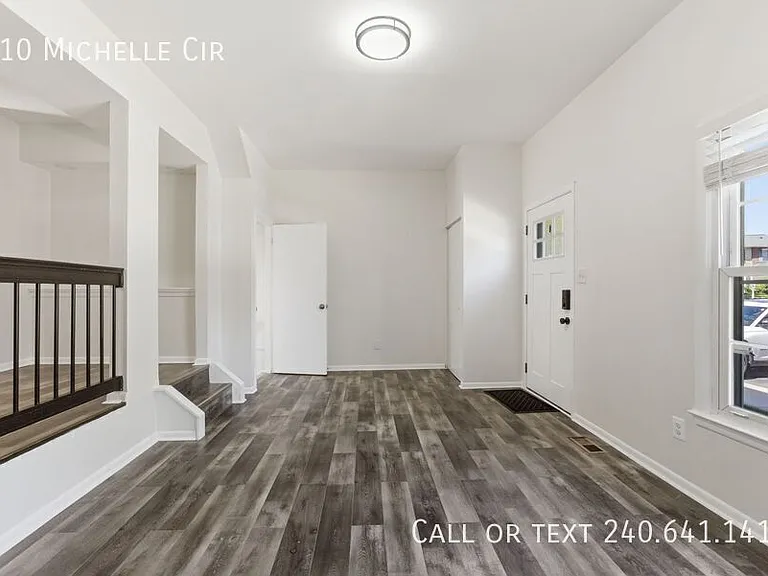 210 Michele Cir — Photo 2