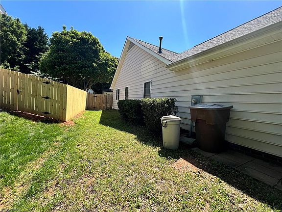 3rd image of 2401 Glen Meadow Dr