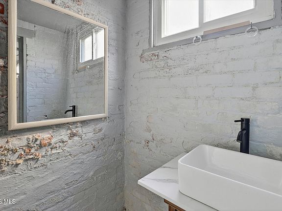 4th image of 2876 Broadway St
