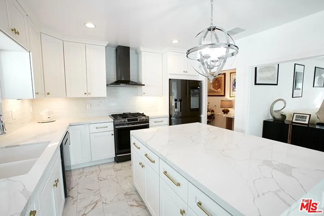 5 bed, 1600 sqft, $5,699 — Photo 2