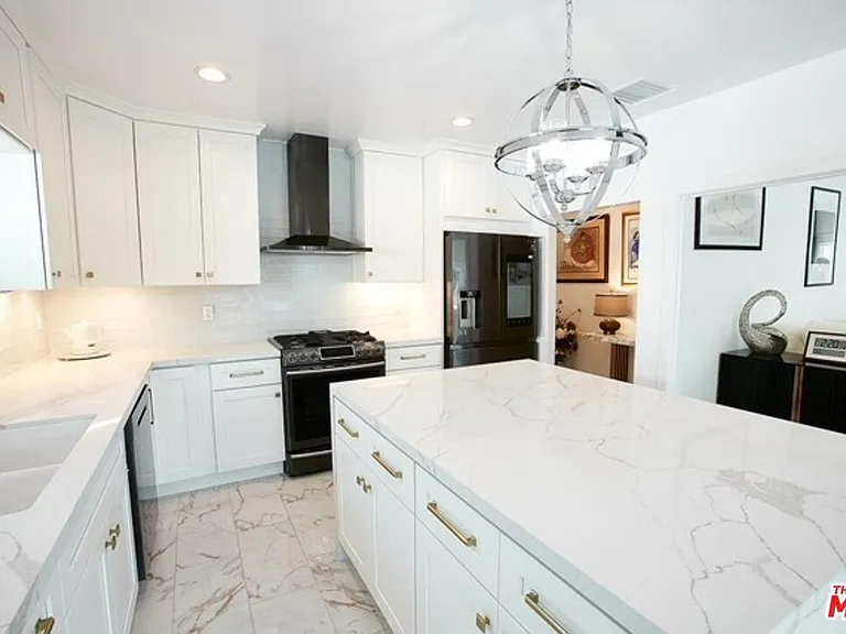1040 N Crescent Heights Blvd — Photo 2