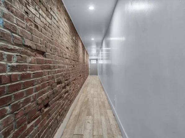 698 Lexington Avenue image 26 of 36