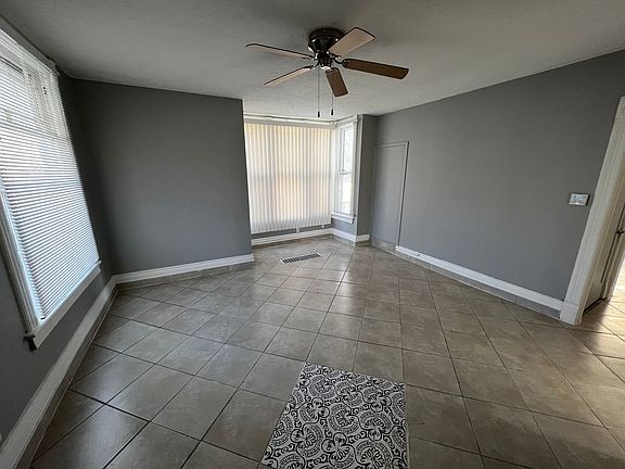 3rd image of 2905-2907 Vine St #2905