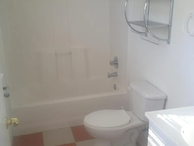 1105 Clarendon St — Photo 16