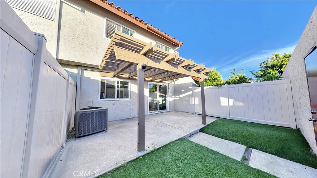 3 bed, 1.5 bath, 1240 sqft, $3,600 — Photo 1