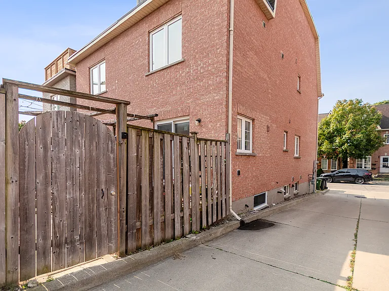 163 Rankin Cres #163 — Photo 18