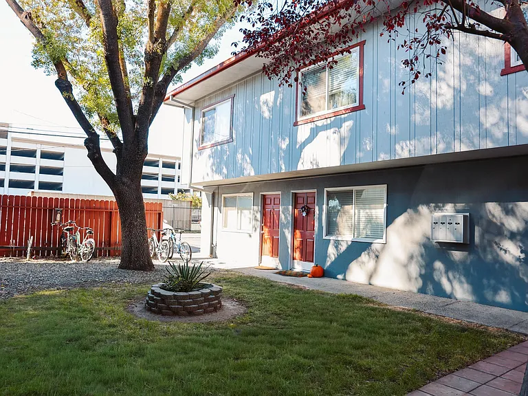 I Street Apartments — Photo 20