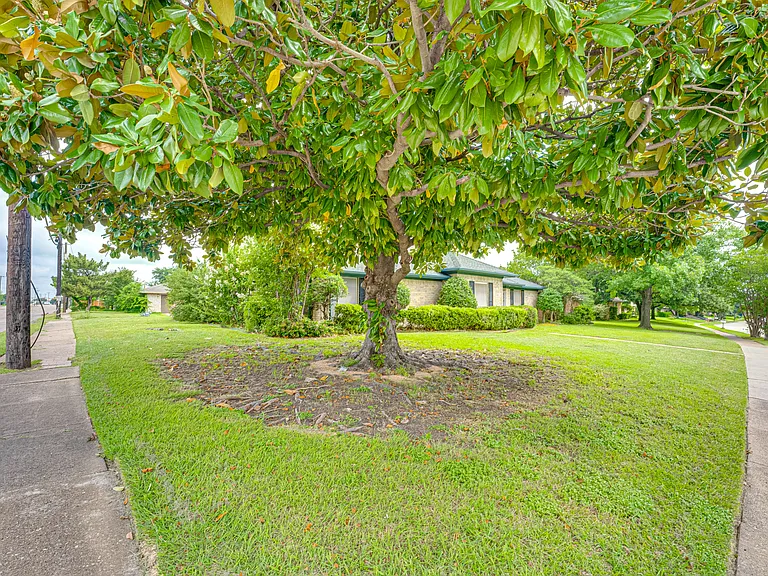 917 Meadowgate Dr — Photo 7