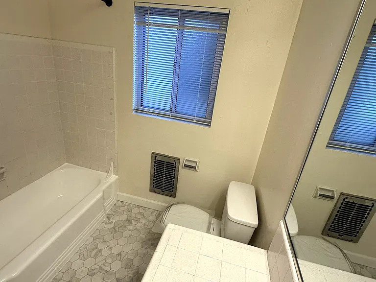 4500 E 7th St #13 — Photo 8