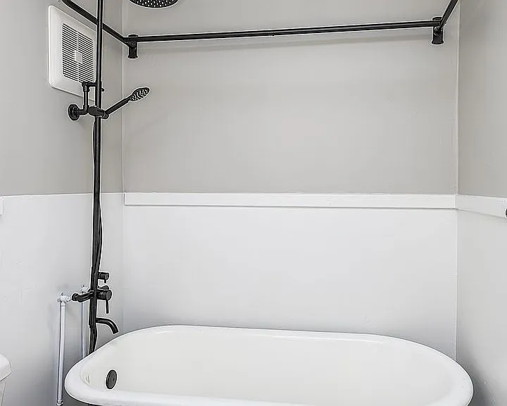 Elegant Renovation! HUGE 1 Bed 1 Bath Available Now! — Photo 5