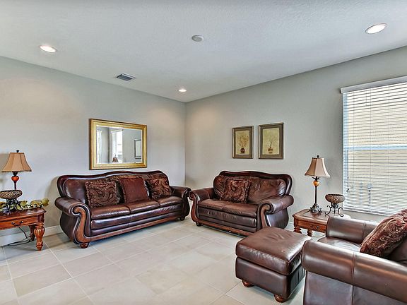 4th image of 780 NW Leonardo Cir