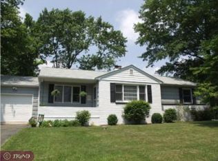 27 Woosamonsa Rd, Pennington, NJ 08534