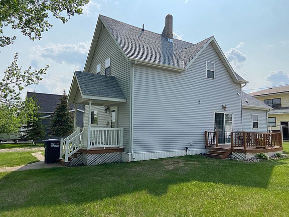 2nd image of 912 Cedar Ave
