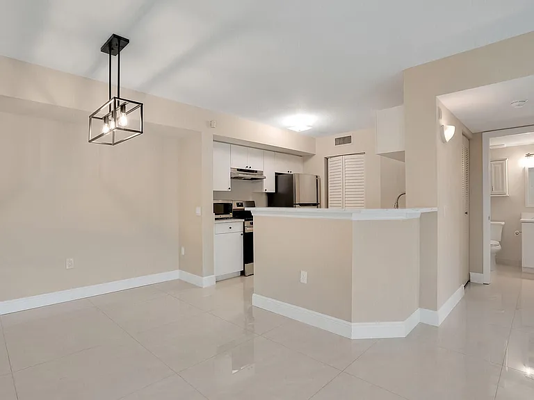 611 Villa Cir — Photo 12