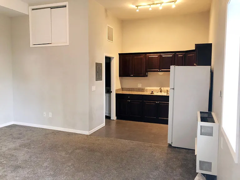 209 E Washington St #F — Photo 2